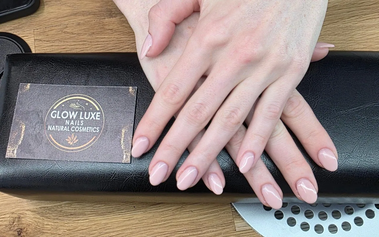 Frisch gemachte Nude-Nägel mit Glow-Luxe-Karte